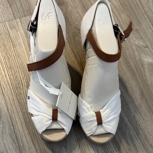 Tommy Hilfiger White Bow Wedge Sandals with Brown Ankle Strap Accent